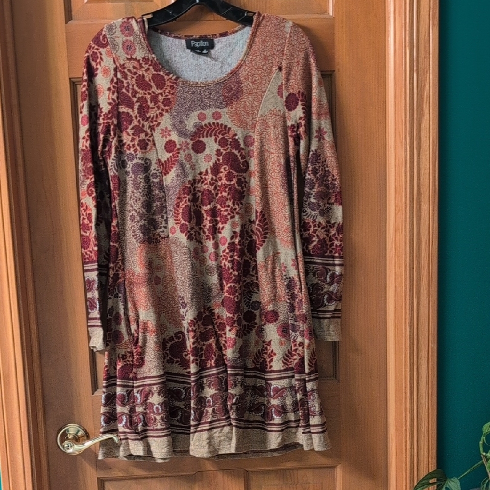 Papillon Blanc Burgundy and Tan Paisley Long-Sleeve Scoop Neck Tunic